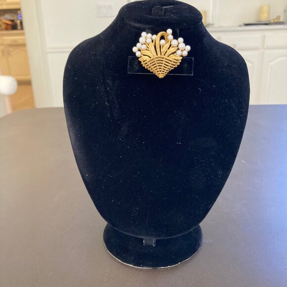 Trifari Vintage Brooch Granny Core Signed Faux Pearls Gold Tone Flowers Pin - Picture 3 of 9